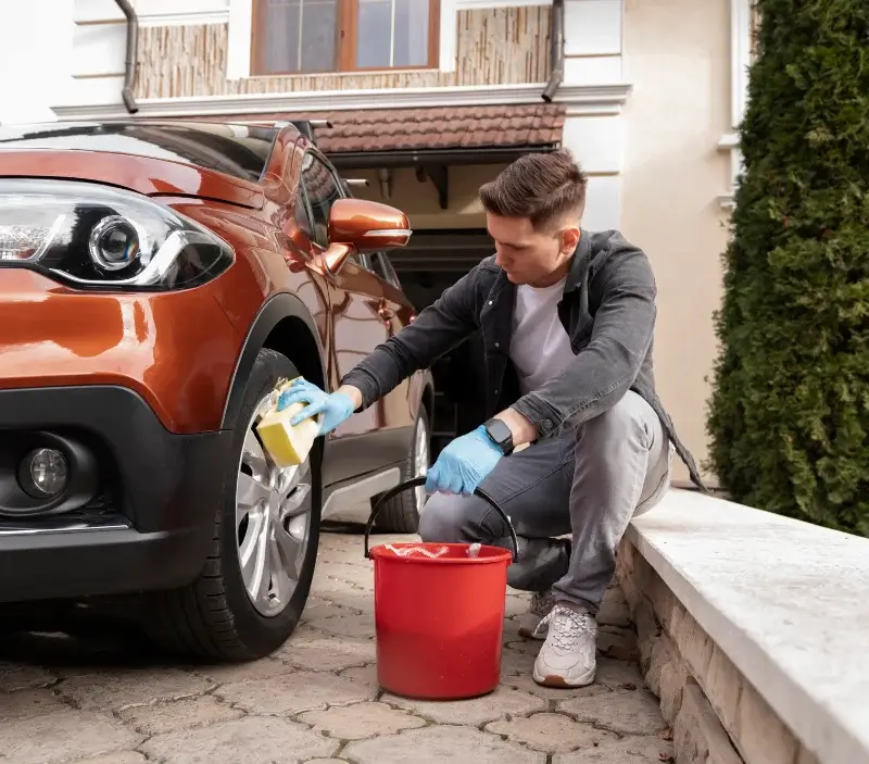 Lavage auto à domicile Tours-sur-Meymont : professionnel intervenant sur un véhicule